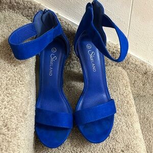 Platform Royal Blue Heels by Shoeland. Women’s 8.5. Cat and smoke free home.